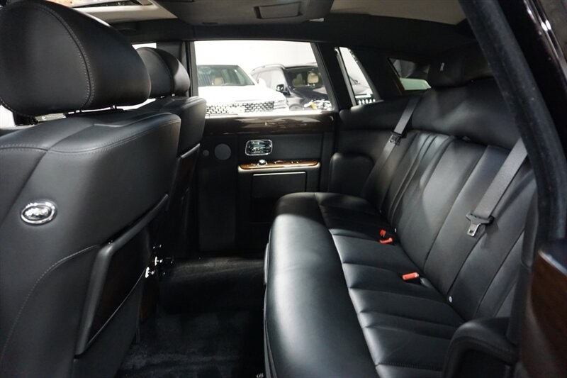 Rolls-Royce Phantom Vehicle Full-screen Gallery Image 29
