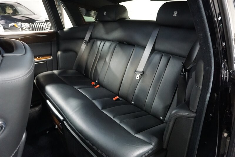 Rolls-Royce Phantom Vehicle Full-screen Gallery Image 30