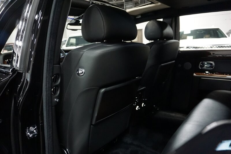 Rolls-Royce Phantom Vehicle Full-screen Gallery Image 31