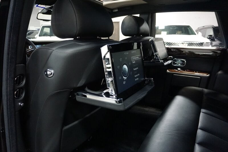 Rolls-Royce Phantom Vehicle Full-screen Gallery Image 32