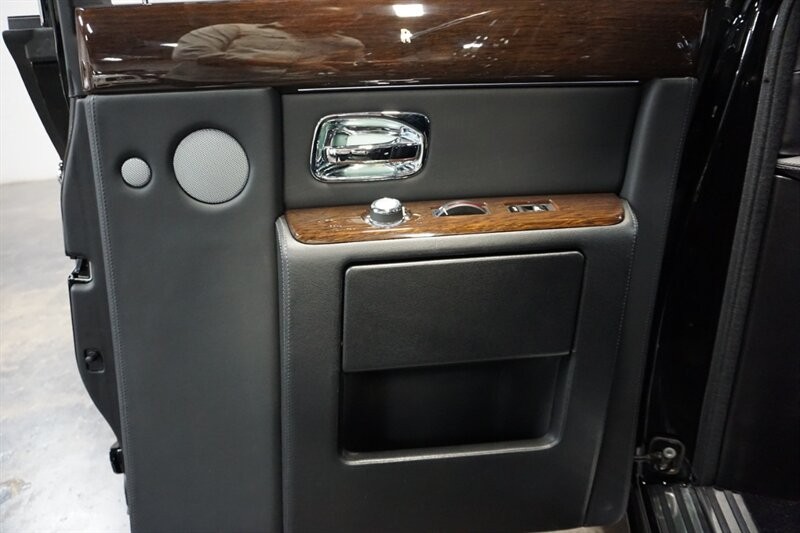 Rolls-Royce Phantom Vehicle Full-screen Gallery Image 35