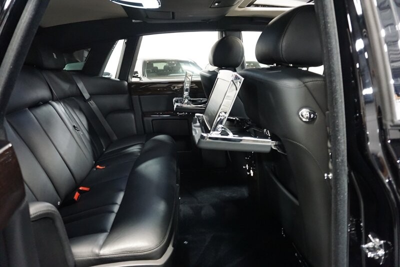 Rolls-Royce Phantom Vehicle Full-screen Gallery Image 37