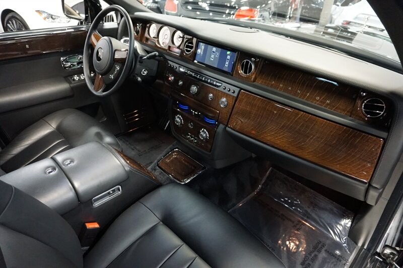 Rolls-Royce Phantom Vehicle Full-screen Gallery Image 40
