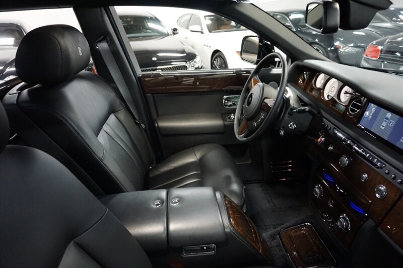 Rolls-Royce Phantom Vehicle Full-screen Gallery Image 41