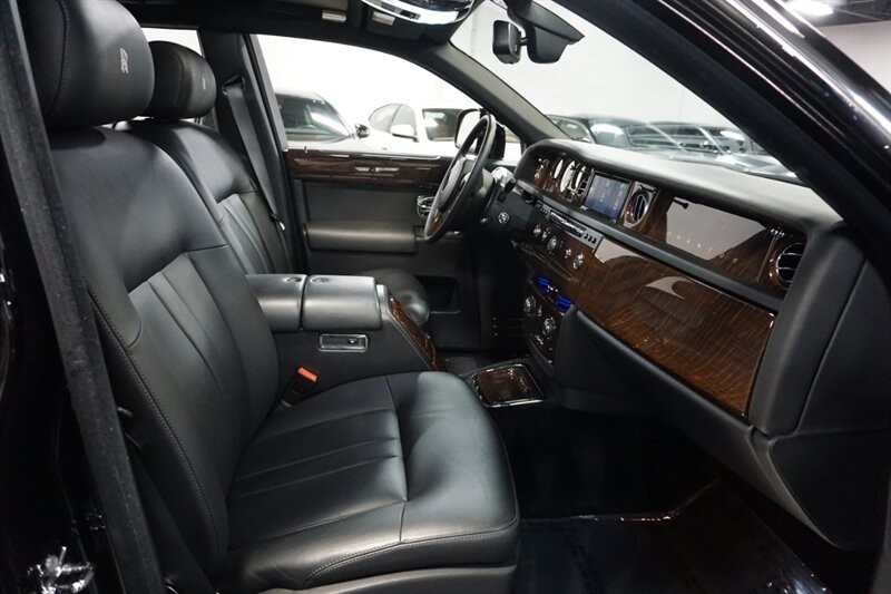 Rolls-Royce Phantom Vehicle Full-screen Gallery Image 42