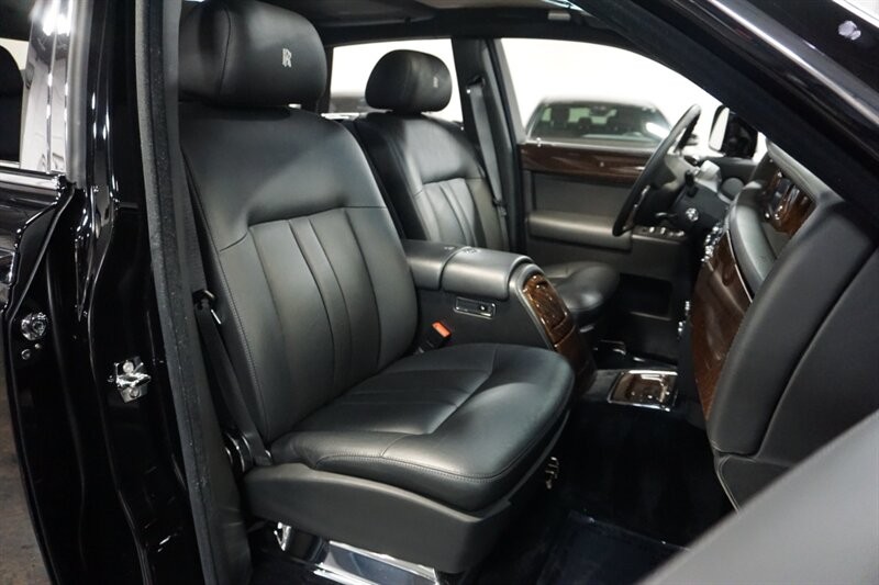 Rolls-Royce Phantom Vehicle Full-screen Gallery Image 43