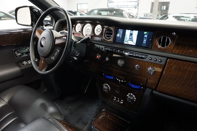 Rolls-Royce Phantom Vehicle Full-screen Gallery Image 44