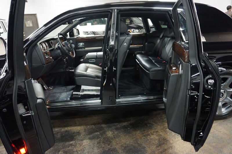 Rolls-Royce Phantom Vehicle Full-screen Gallery Image 45