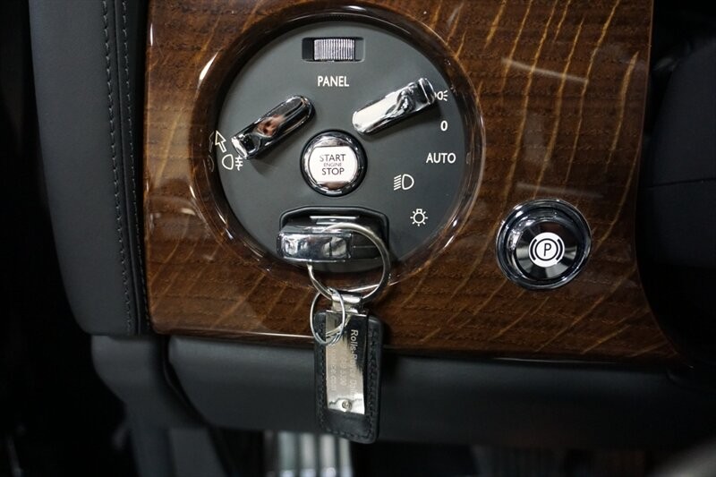 Rolls-Royce Phantom Vehicle Full-screen Gallery Image 46