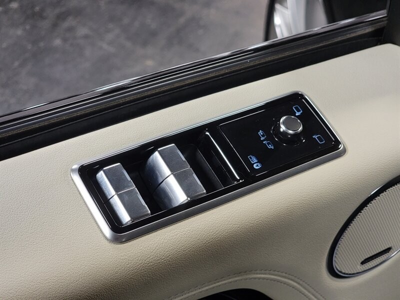 Land Rover Range Rover Supercharged Vehicle Full-screen Gallery Image 21