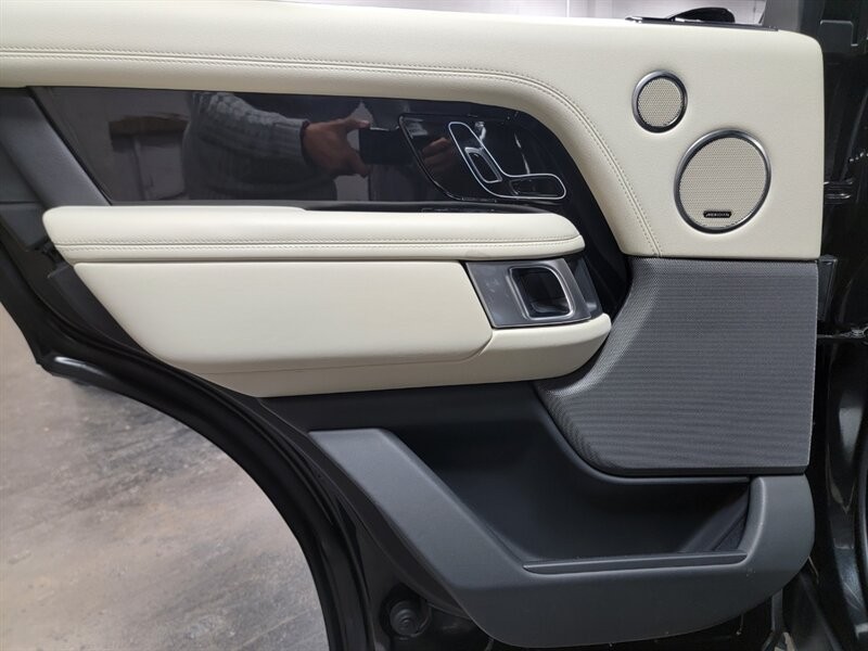 Land Rover Range Rover Supercharged Vehicle Full-screen Gallery Image 25