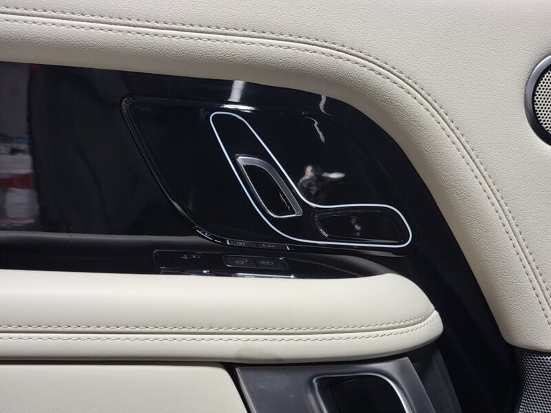 Land Rover Range Rover Supercharged Vehicle Full-screen Gallery Image 26