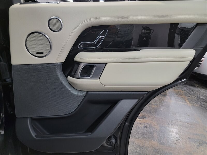 Land Rover Range Rover Supercharged Vehicle Full-screen Gallery Image 33