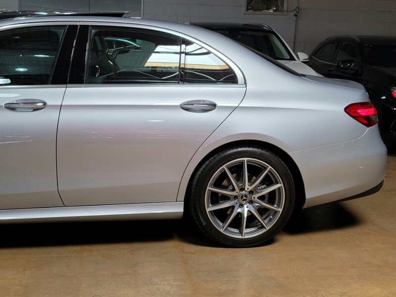 Mercedes-Benz 350 Vehicle Full-screen Gallery Image 05