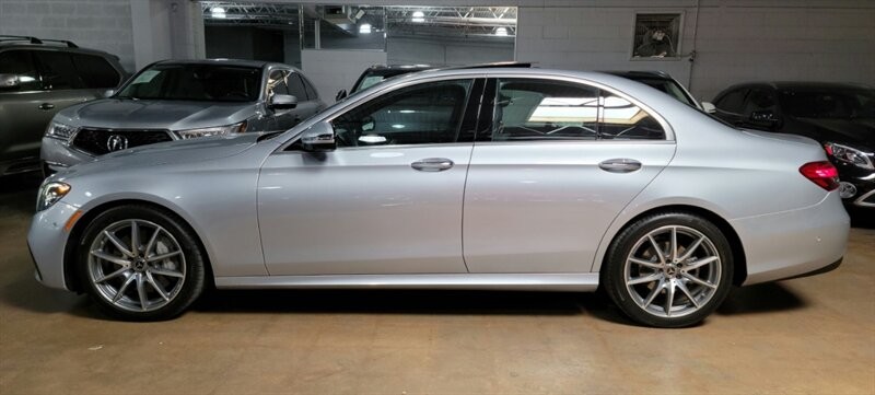 Mercedes-Benz 350 Vehicle Full-screen Gallery Image 06