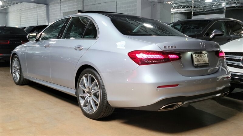 Mercedes-Benz 350 Vehicle Full-screen Gallery Image 07