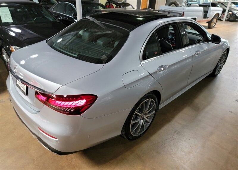 Mercedes-Benz 350 Vehicle Full-screen Gallery Image 09