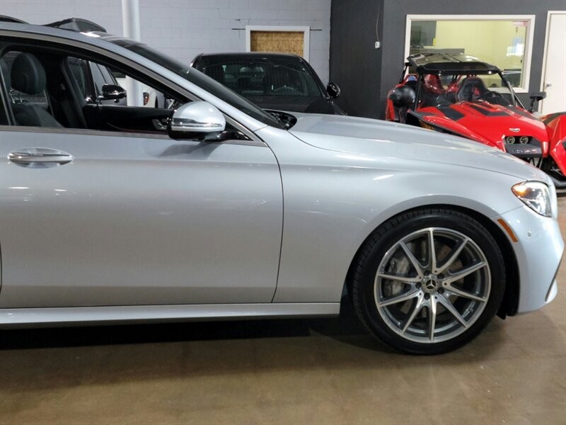 Mercedes-Benz 350 Vehicle Full-screen Gallery Image 12