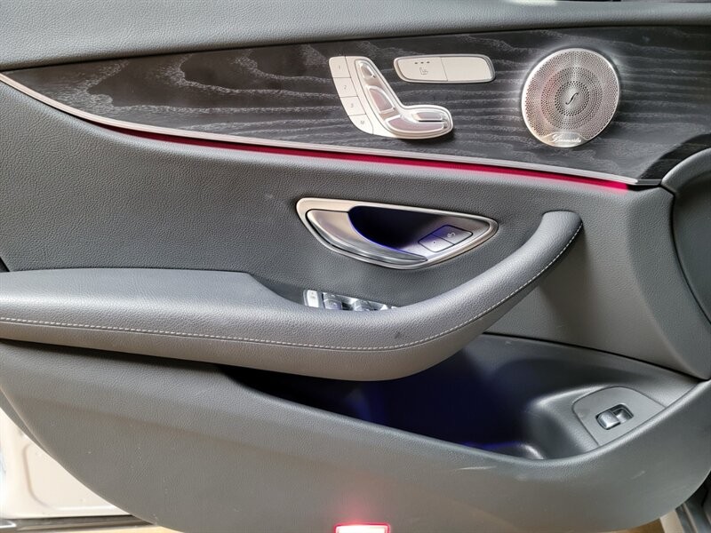 Mercedes-Benz 350 Vehicle Full-screen Gallery Image 16