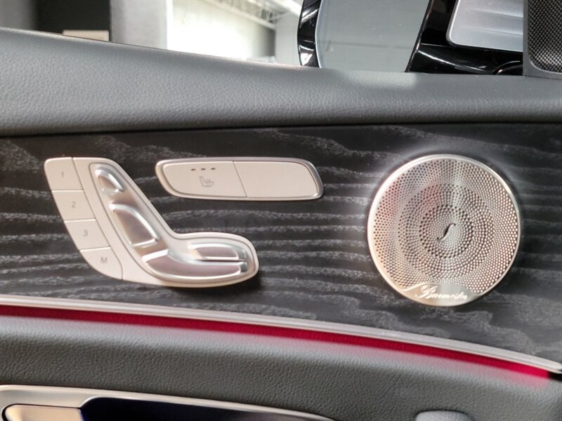 Mercedes-Benz 350 Vehicle Full-screen Gallery Image 17