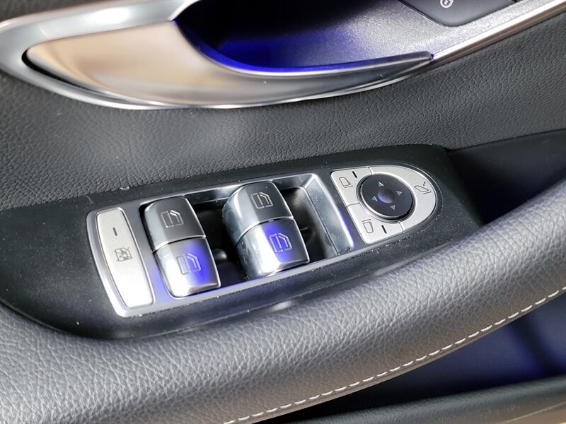 Mercedes-Benz 350 Vehicle Full-screen Gallery Image 18