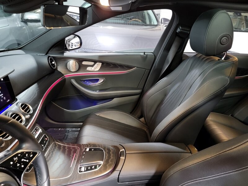 Mercedes-Benz 350 Vehicle Full-screen Gallery Image 19