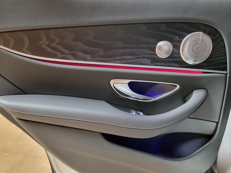 Mercedes-Benz 350 Vehicle Full-screen Gallery Image 22