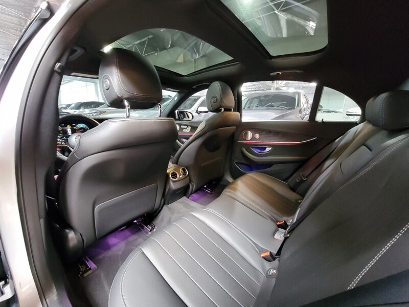 Mercedes-Benz 350 Vehicle Full-screen Gallery Image 23