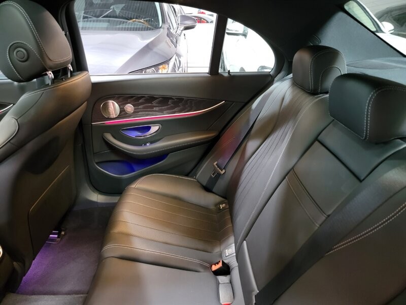 Mercedes-Benz 350 Vehicle Full-screen Gallery Image 24