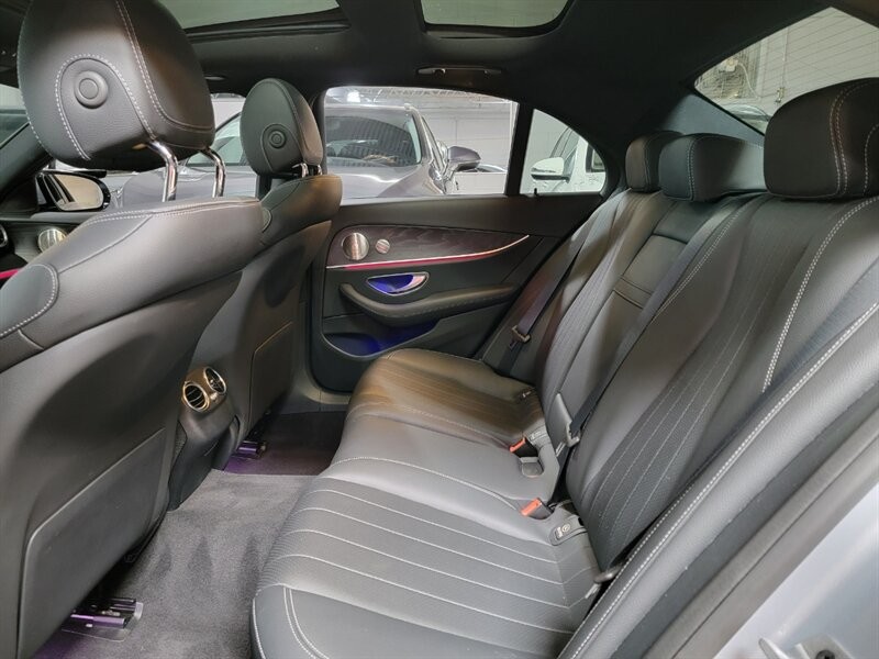 Mercedes-Benz 350 Vehicle Full-screen Gallery Image 25