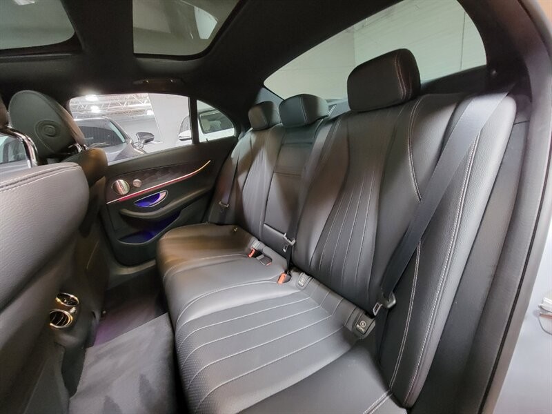 Mercedes-Benz 350 Vehicle Full-screen Gallery Image 26