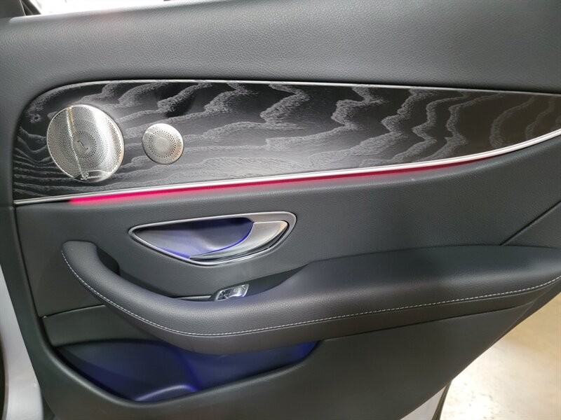 Mercedes-Benz 350 Vehicle Full-screen Gallery Image 27