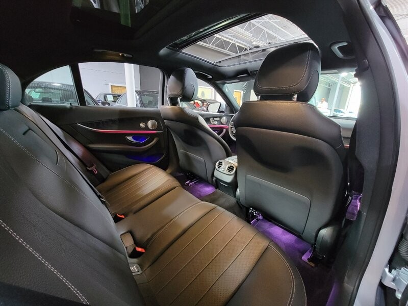 Mercedes-Benz 350 Vehicle Full-screen Gallery Image 28