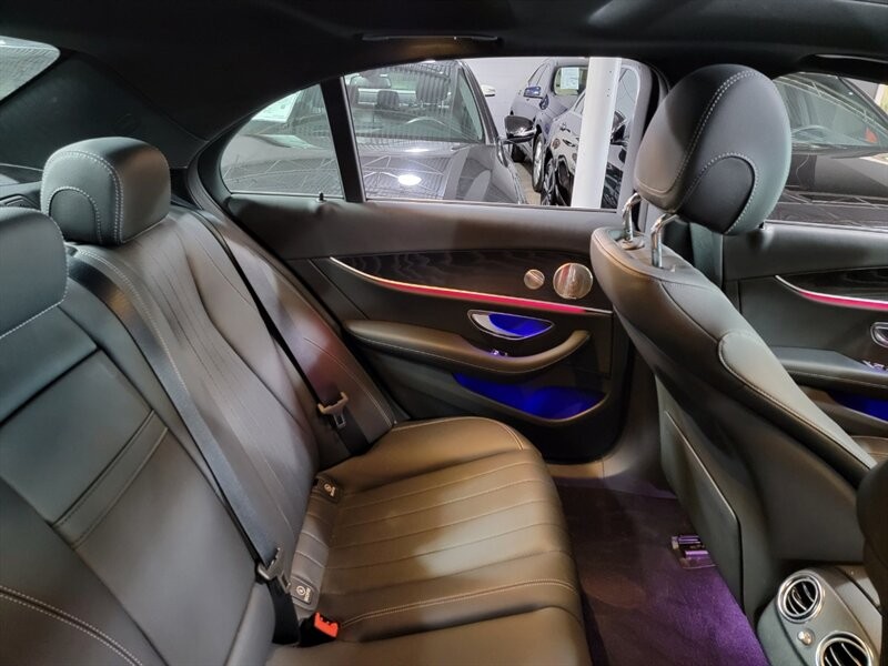 Mercedes-Benz 350 Vehicle Full-screen Gallery Image 29