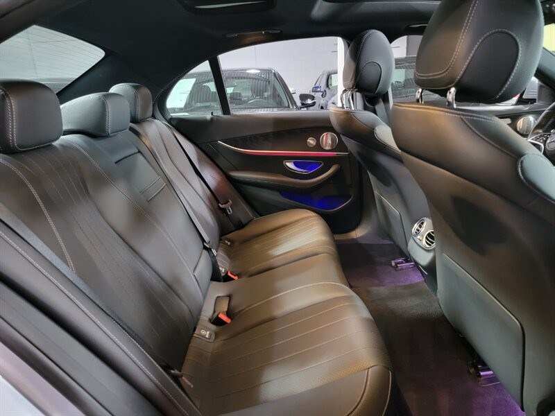 Mercedes-Benz 350 Vehicle Full-screen Gallery Image 30