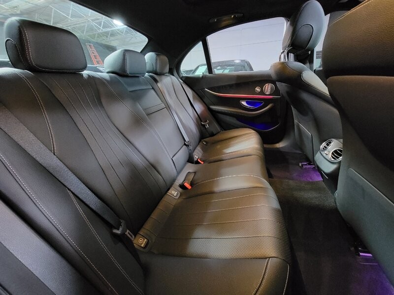 Mercedes-Benz 350 Vehicle Full-screen Gallery Image 31