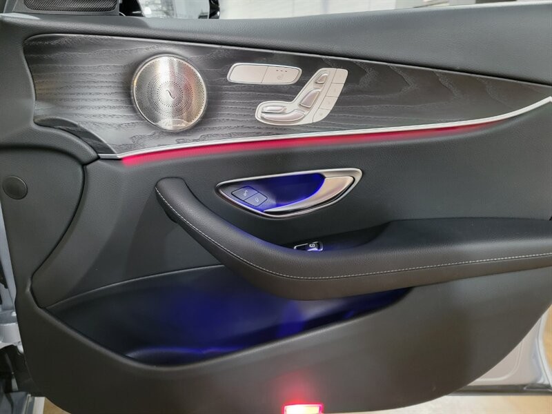 Mercedes-Benz 350 Vehicle Full-screen Gallery Image 32