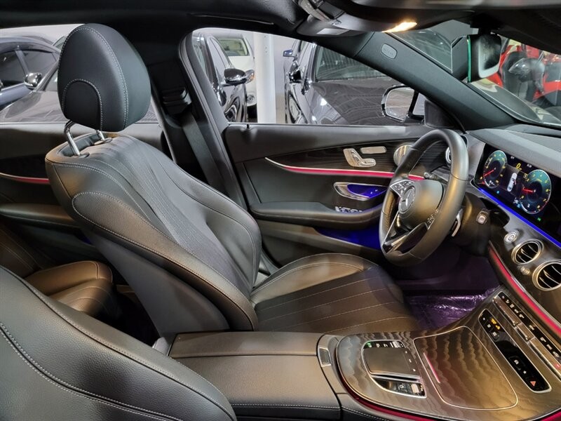 Mercedes-Benz 350 Vehicle Full-screen Gallery Image 33