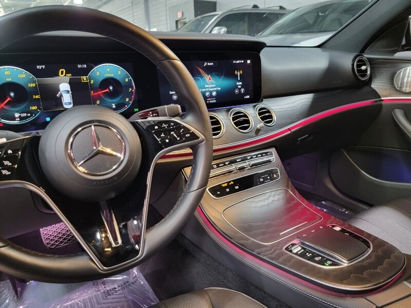 Mercedes-Benz 350 Vehicle Full-screen Gallery Image 37