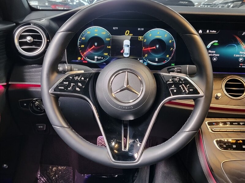 Mercedes-Benz 350 Vehicle Full-screen Gallery Image 38