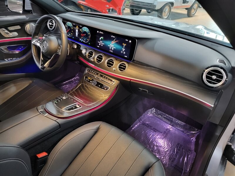 Mercedes-Benz 350 Vehicle Full-screen Gallery Image 40