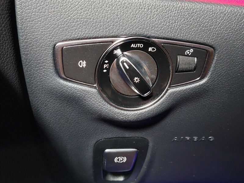 Mercedes-Benz 350 Vehicle Full-screen Gallery Image 42