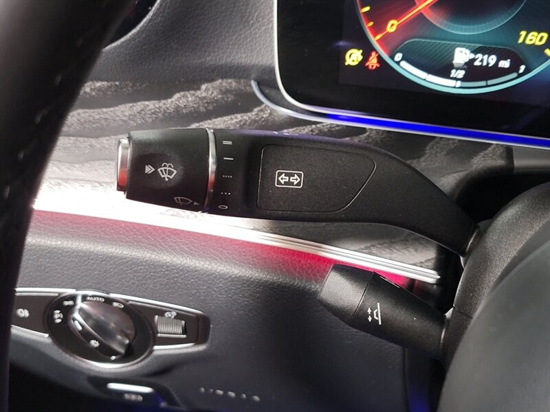 Mercedes-Benz 350 Vehicle Full-screen Gallery Image 47