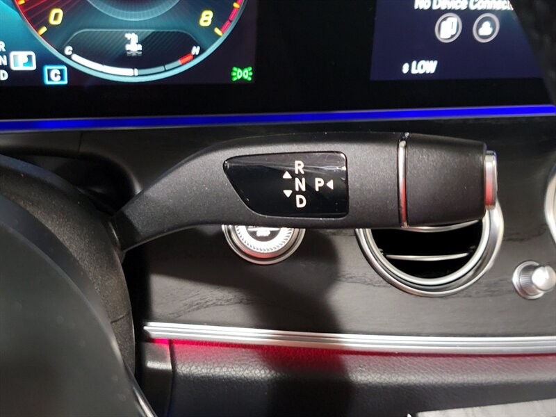 Mercedes-Benz 350 Vehicle Full-screen Gallery Image 48