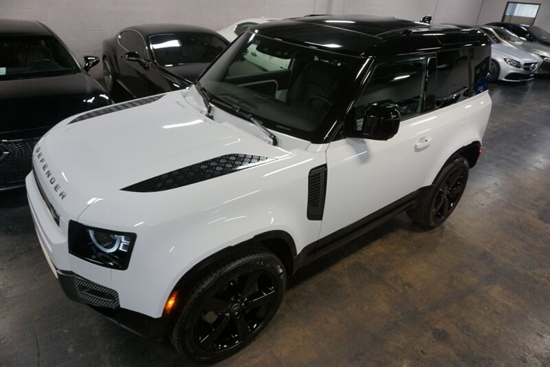 Land Rover Defender 90 X-Dynamic HSE Vehicle Full-screen Gallery Image 04