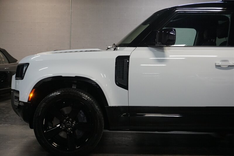 Land Rover Defender 90 X-Dynamic HSE Vehicle Full-screen Gallery Image 05