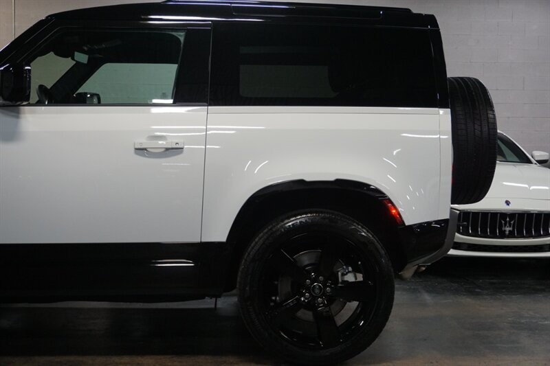 Land Rover Defender 90 X-Dynamic HSE Vehicle Full-screen Gallery Image 06