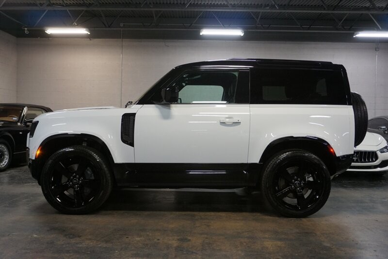 Land Rover Defender 90 X-Dynamic HSE Vehicle Full-screen Gallery Image 07