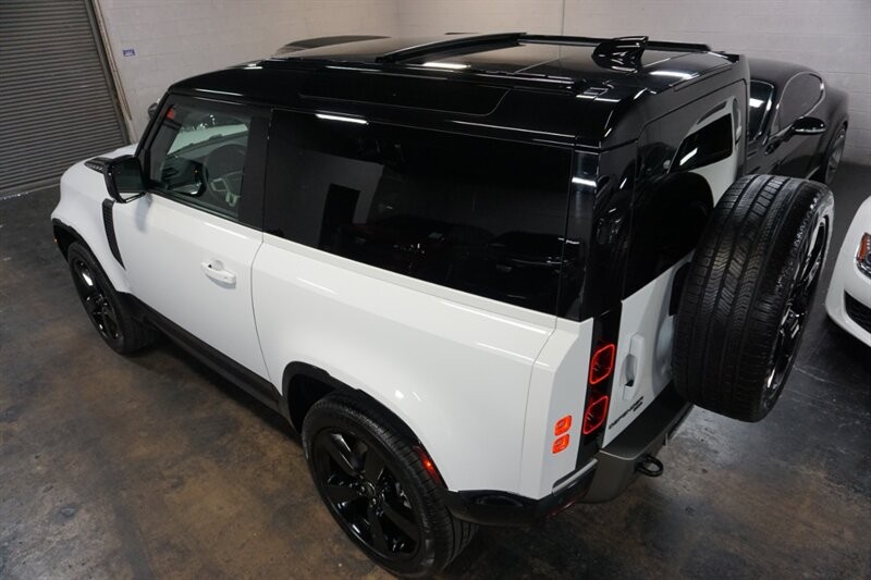 Land Rover Defender 90 X-Dynamic HSE Vehicle Full-screen Gallery Image 11