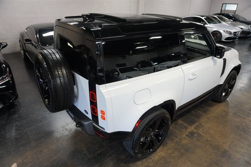 Land Rover Defender 90 X-Dynamic HSE Vehicle Full-screen Gallery Image 12